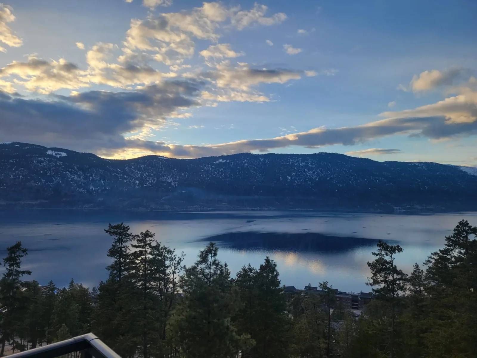 Quiet 2-Bedroom Guest Level at McKinley Beach – King Bed, Near UBCO & Airport